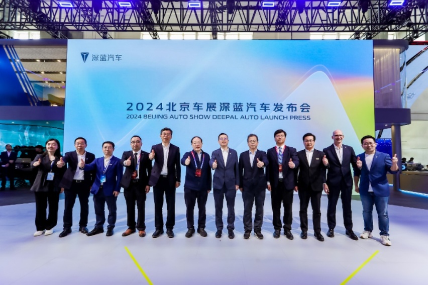 科技新硬派+黑金骑士携手亮相，深蓝汽车盛装出席2024北京车展html217.png
