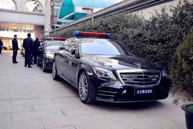 可能是全国最豪警车专给红旗开道的警用版大奔出巡回头率爆棚