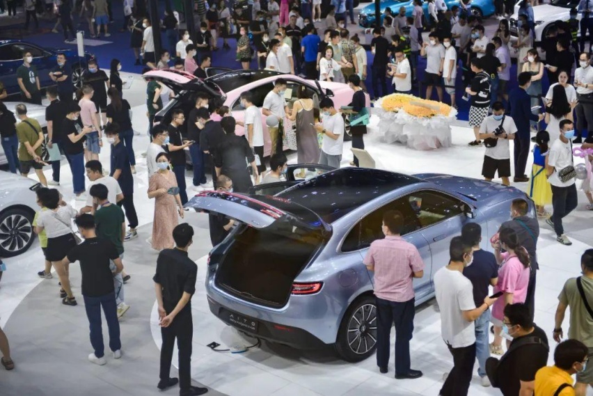 四缸福克斯销量冷清，问界品牌越喷越火，热门新车7月行情一网打尽