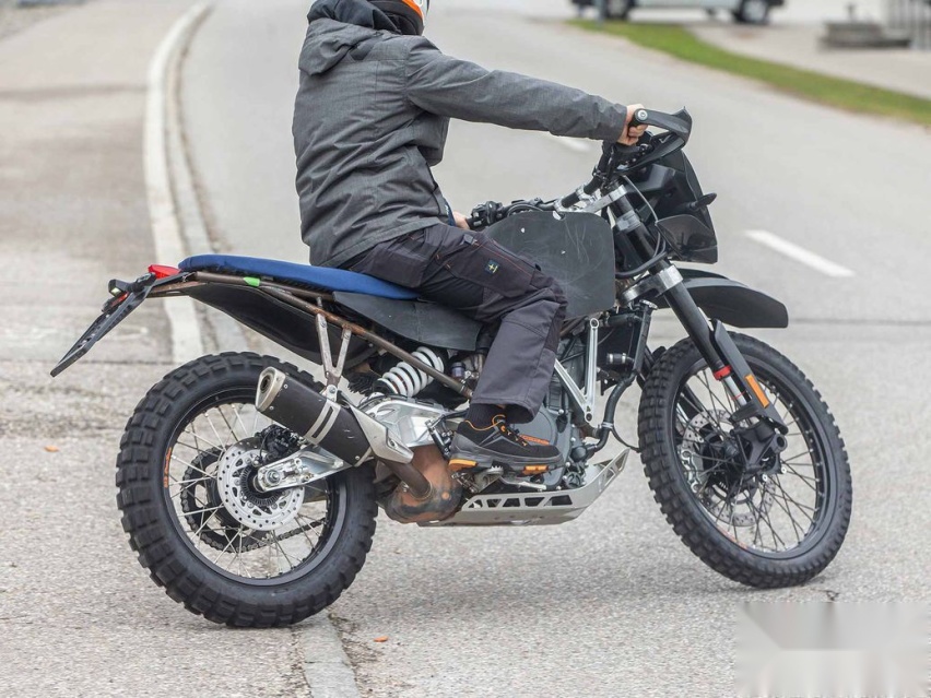 KTM 390Adventure R测试中，前21后18寸硬派设定