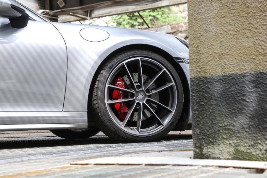 牛X评测：实测3.69秒破百 保时捷911 Carrera 4S有何魅