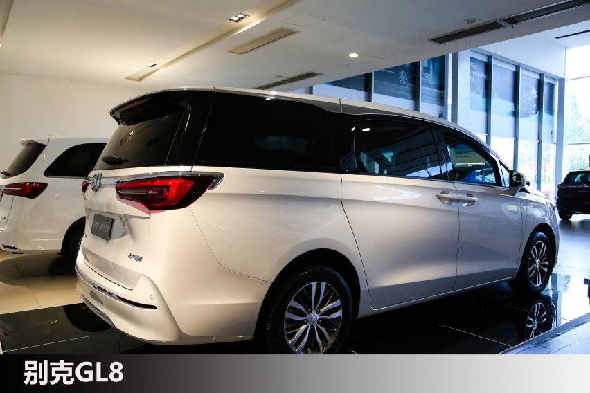 同是中大型MPV 价格相差8万元 这两款车怎么选？