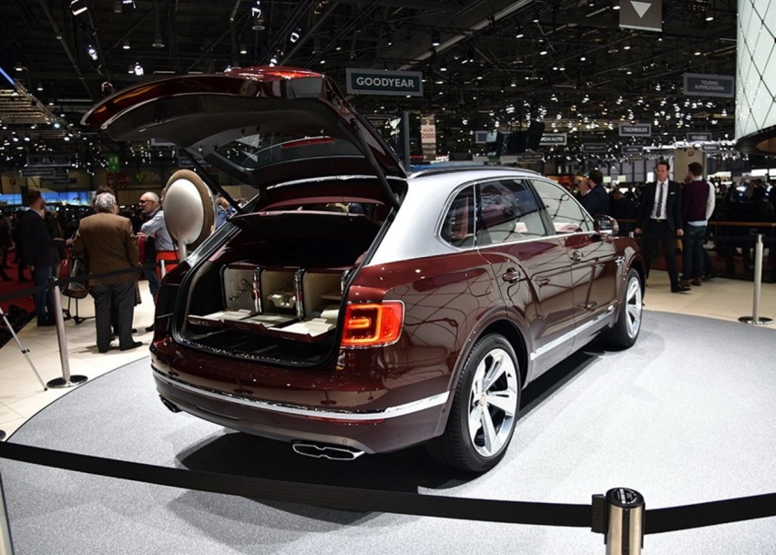 首款宾利的新能源车，3.0T V6加插电混动，219.7万的