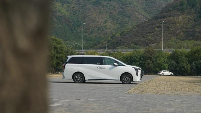 关注安全性，传祺M8宗师成功挑战货车“前后夹击”连环碰撞