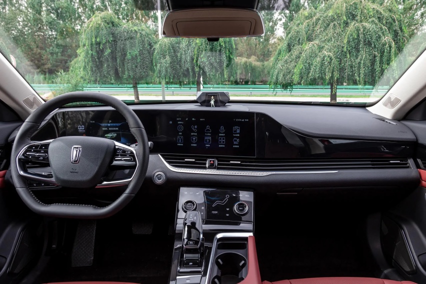 最高性价比的中型车！新款奔腾B70售12.19万 还带流水式尾灯！
