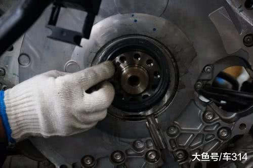 新买的66万奔驰 没出大门发动机就漏油 究竟是因为啥
