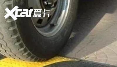 减速带该如何正确通过?车主:我都是扛着过的