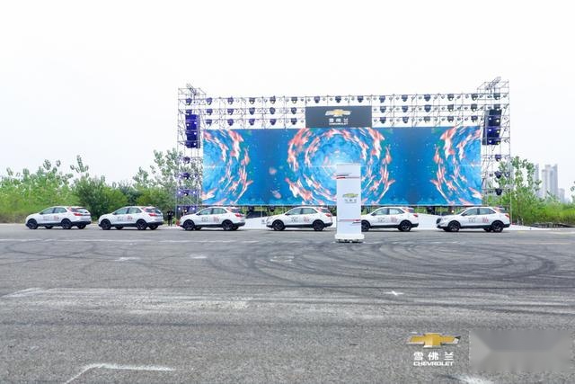 霸都上演大型飞行秀，现场飙车特技堪比《速度与激情》