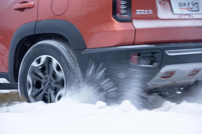 莫帅开一台不一样的哈弗SUV,冰雪漂移