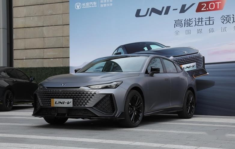 2.0T+爱信8AT，双边共四出的排气，长安UNI-V这是要运动到底？