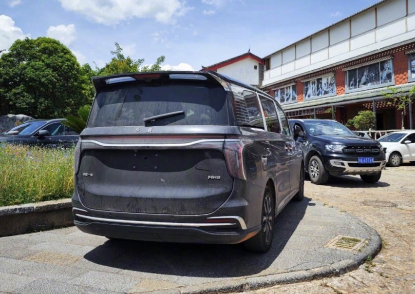 红旗MPV行政范满溢！3.0T+空气悬架，传祺M8：来砸场子？