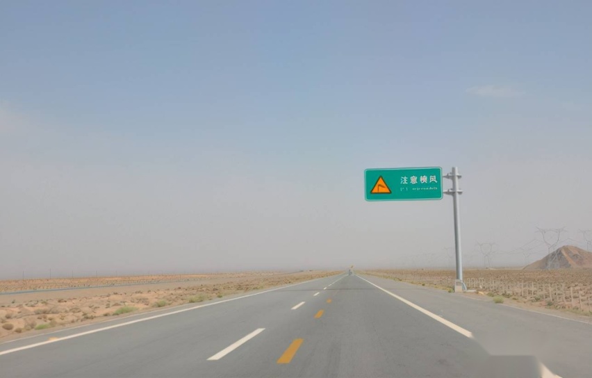 高速公路上的“隐形杀手”，遇到横风该怎么办？