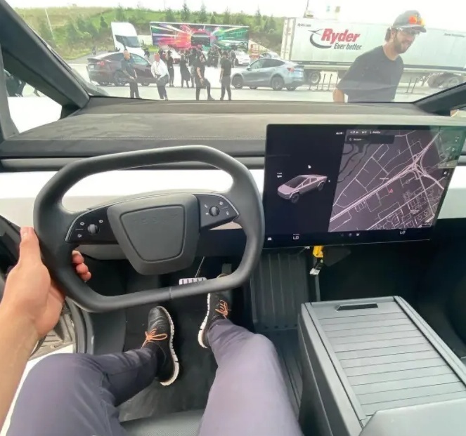 特斯拉Cybertruck内饰谍照曝光，配全幅异形方向盘+悬浮大屏