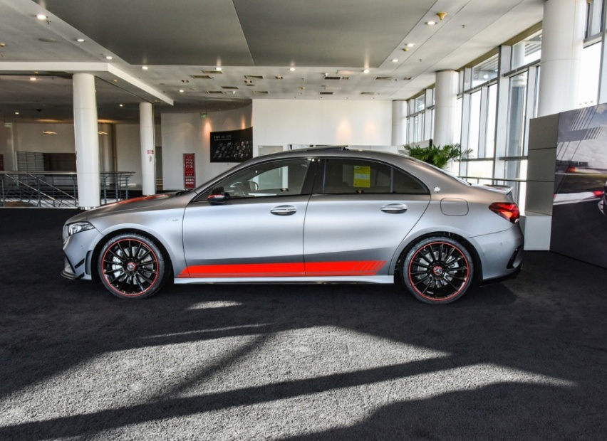最低配的奔驰AMG A35L，也要43.98万，不过动力确实不弱