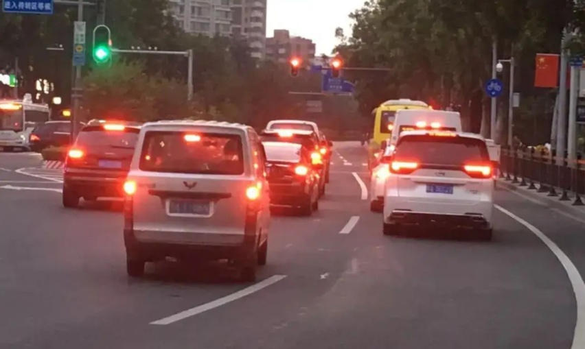 为什么后车老闪大灯？老司机教你这些灯光暗语，让你轻松出行