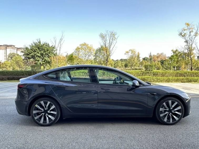 试驾丨年轻人的车界“时尚单品”，Model 3焕新版到底有哪些惊喜？