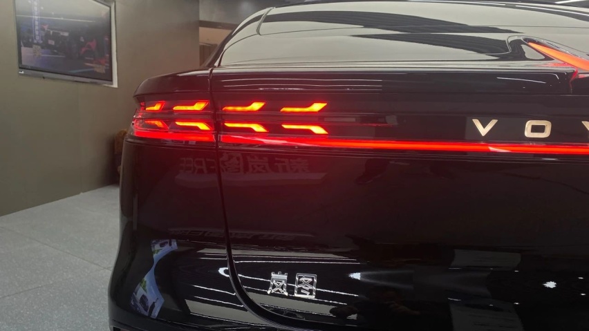 岚图首款插混动力行政级轿车，上市前静态体验追光PHEV