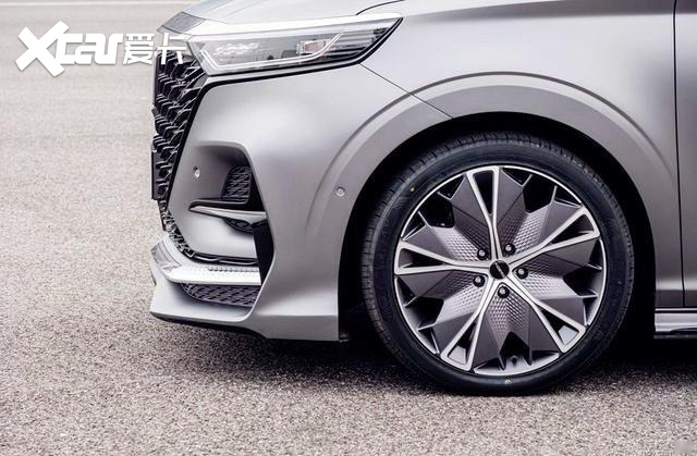上汽荣威造出高端MPV，号称中国版“埃尔法”，挂最新车标！