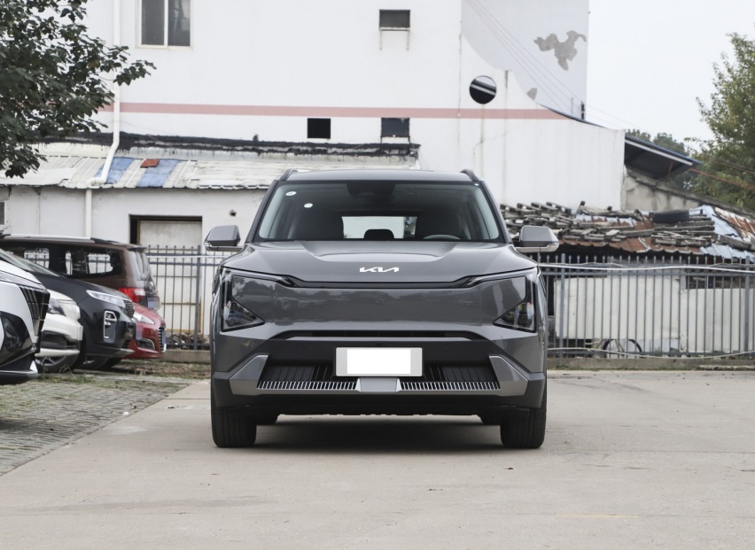 起亚首款纯电SUV！14.98万起外观很炫酷，标配四轮独悬，续航出众