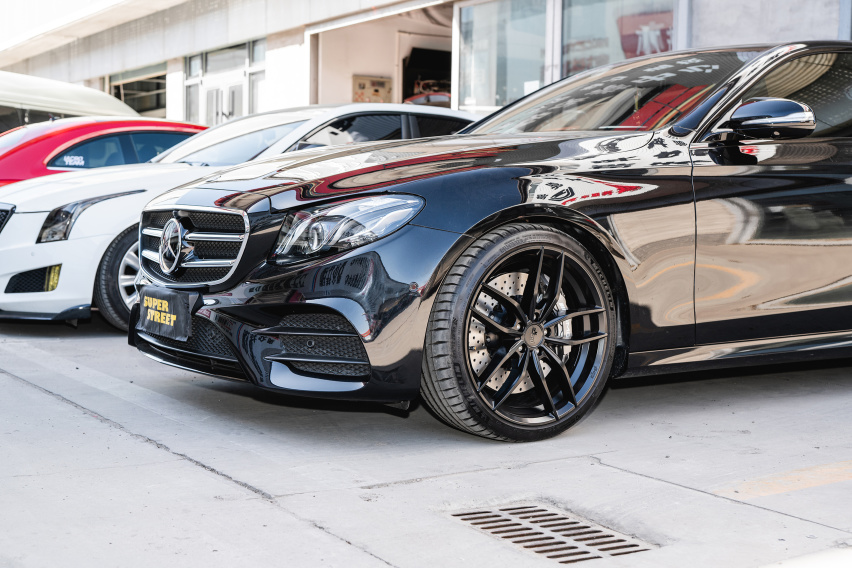 奔驰E级更换Brembo HP2000刹车片CZV打孔刹车盘