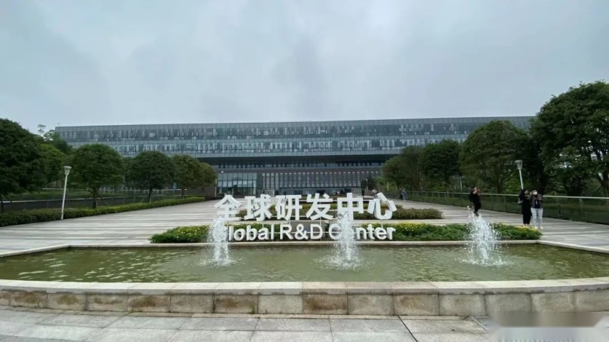 探访长安“最强大脑”：遥控泊车的背后，是创新带来的“哇瑟”！