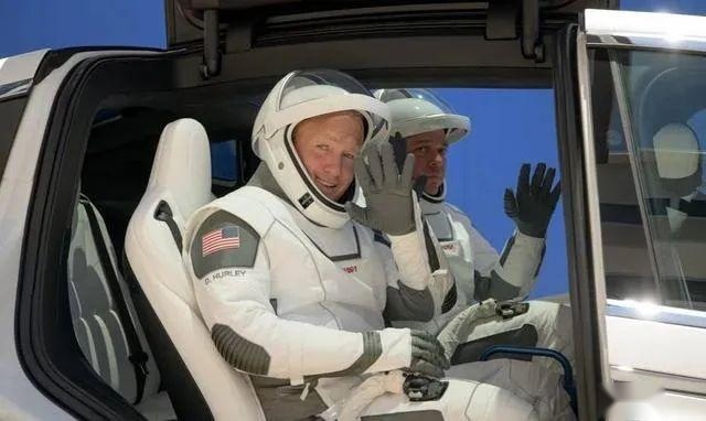 SpaceX一“射”成名，特斯拉和马斯克就能被吹上天了？