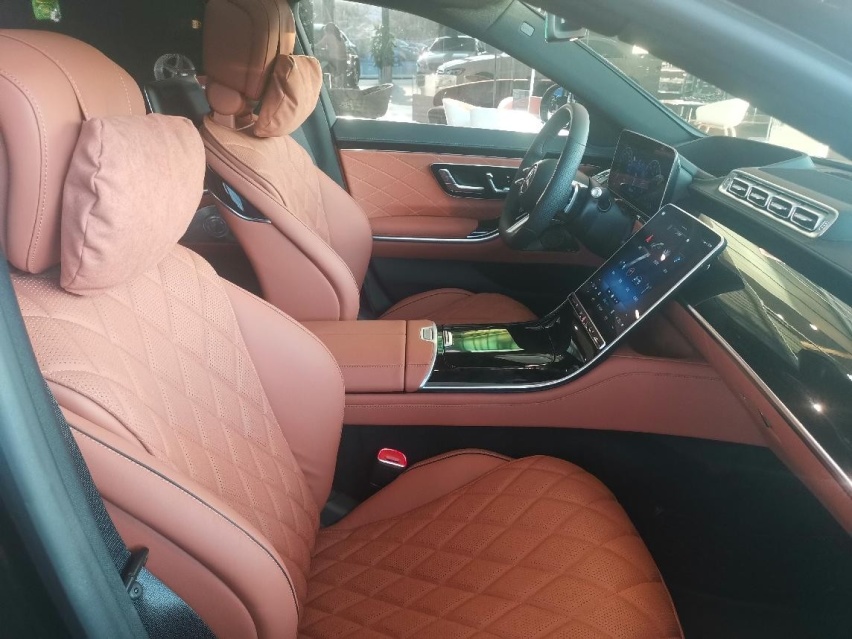 实拍奔驰S级S500L 4MATIC，车长超5米3，一坐进去就舍不得下
