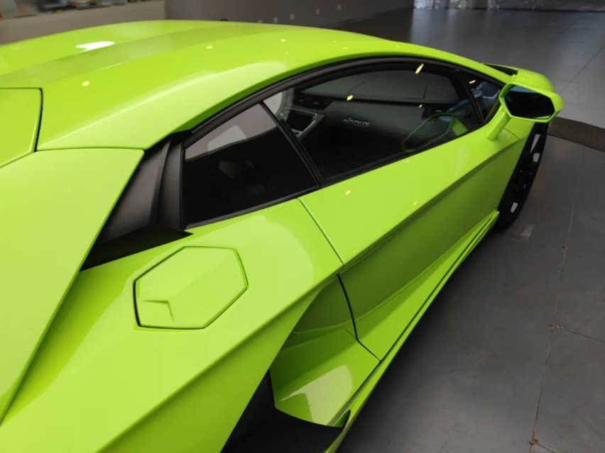 兰博基尼Aventador LP700-4半价！男生眼里的大牛女生眼里是什么？