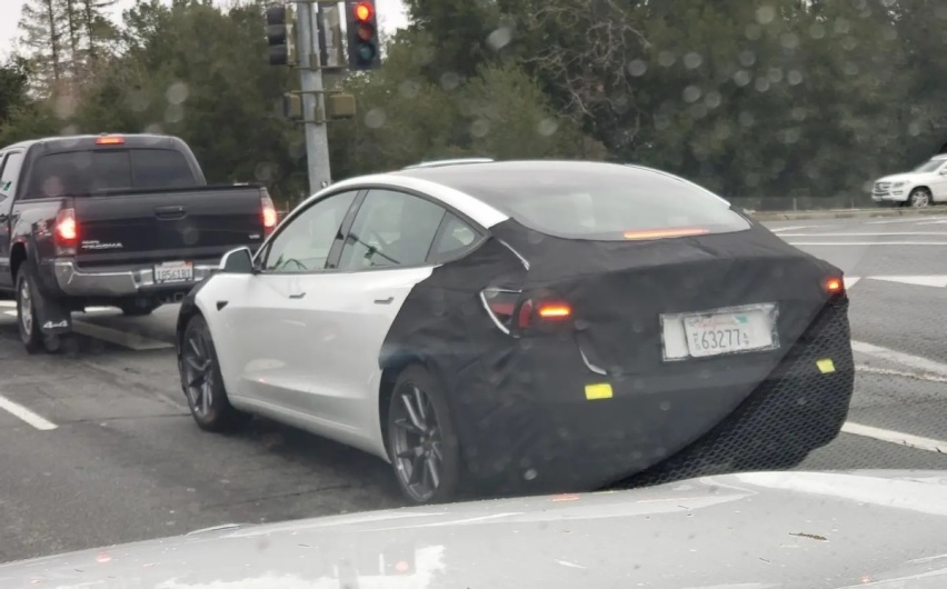 新款特斯拉Model 3路试谍照曝光，新车上市后预计价格还能降？