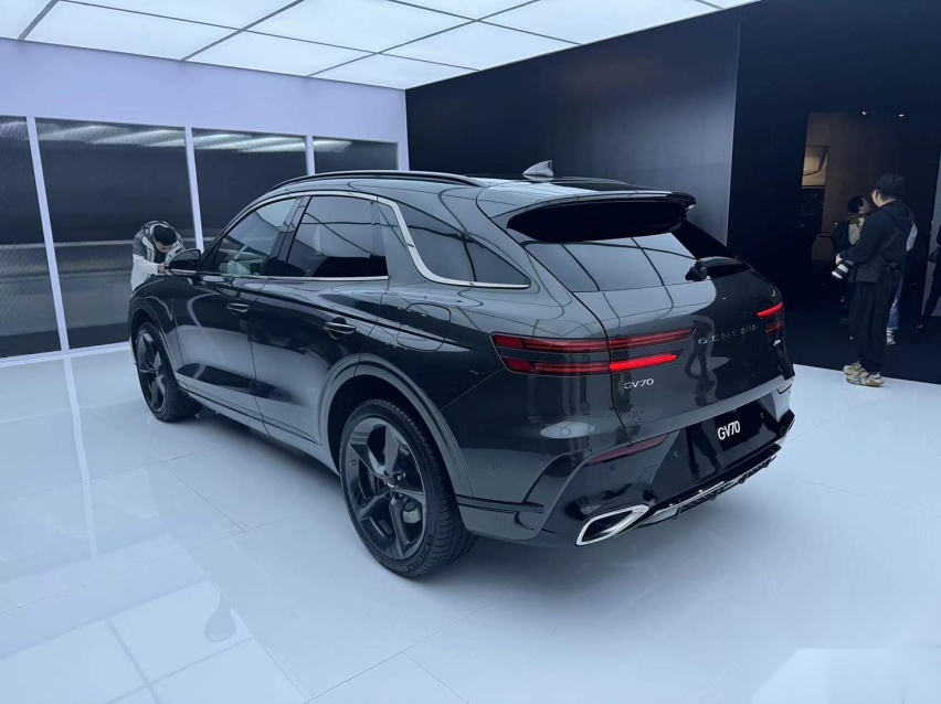 新款捷尼赛思GV70正式上市，29.3万起，两种外观设计
