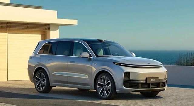 理想L9空气悬挂断裂引热议，李想“500W内最好的SUV”翻车了