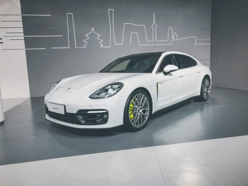 绅士又暴力，地表最强行政车！新保时捷Panamera