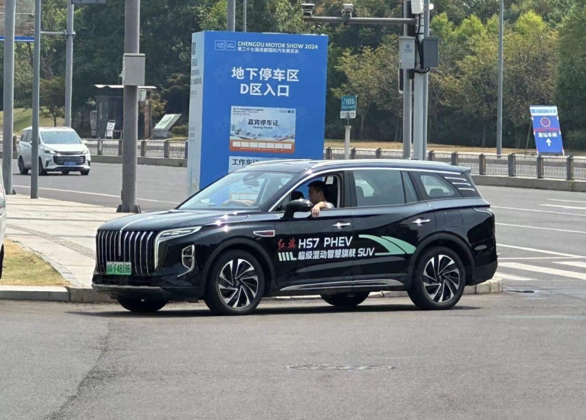 红旗HS7 PHEV到达成都车展展馆，新款有望成为品牌第三款畅销车