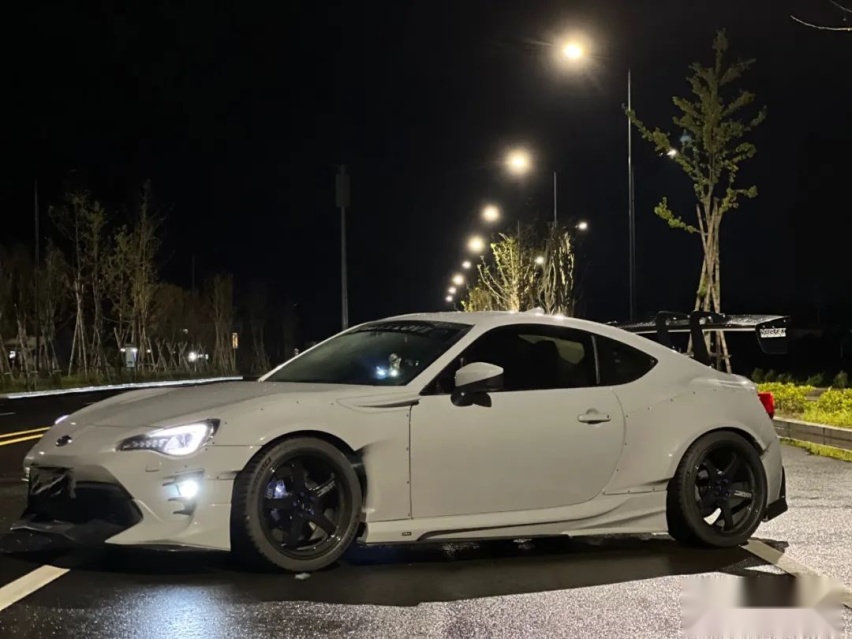 宽体竞技风斯巴鲁BRZ，玩着玩着玩出了一家改装店？