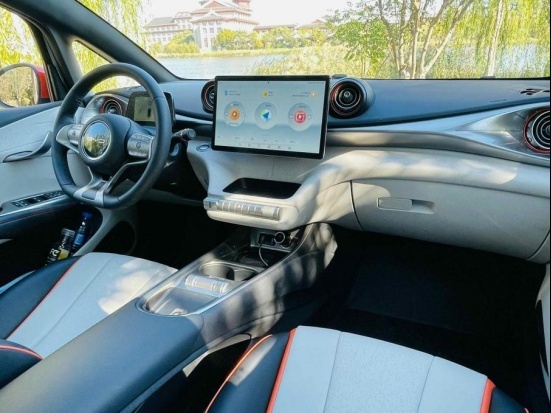 20岁的都市丽人开什么车？这两款颜值出众，城市代步更是小能手