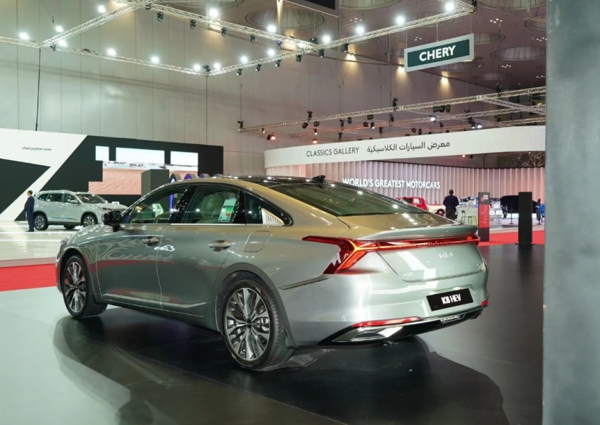 起亚的全新C级车，长5米多，搭载3.5L V6发动机，车尾像红旗H6