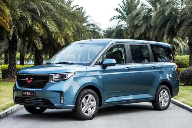 配1.5T+6MT 五菱宏光PLUS五座版上市 售6.48万