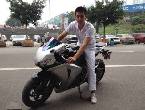 李现现实生活中开啥车？原来是我们熟悉的车型