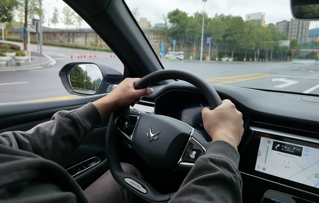 底盘紧绷，操控舒适丨深度试驾极狐阿尔法T