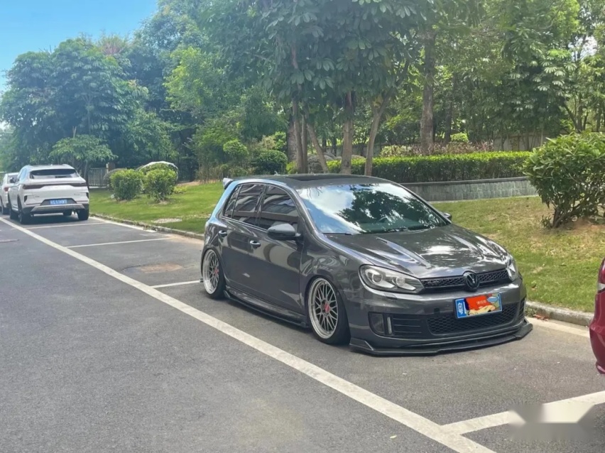 姿态与性能并存的6代高尔夫GTI，01年车主表示玩车很穷但很开心