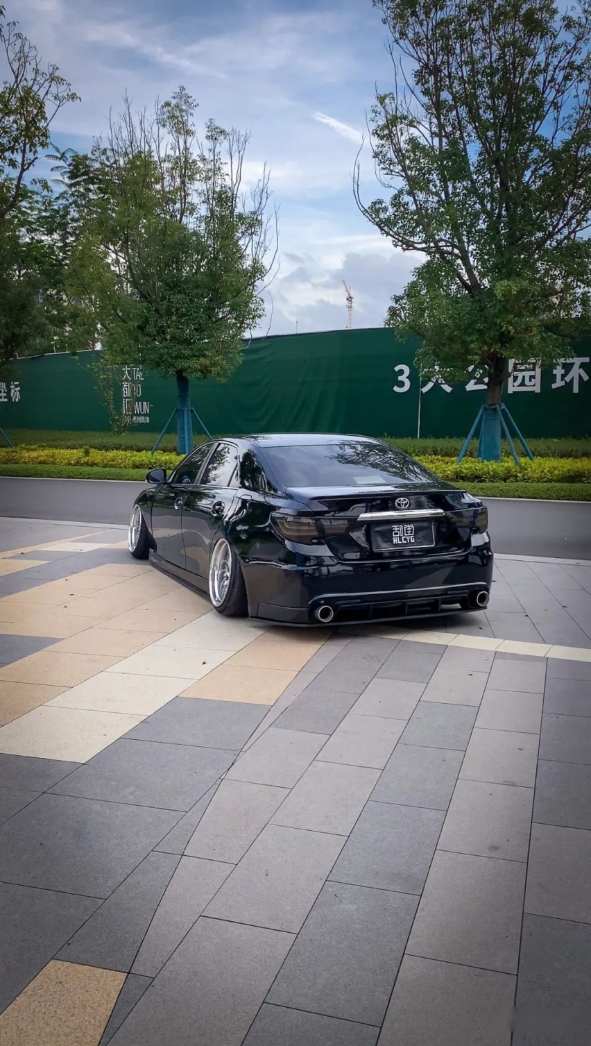 低趴姿态风的丰田锐志，换轮毂如同换鞋一样平常
