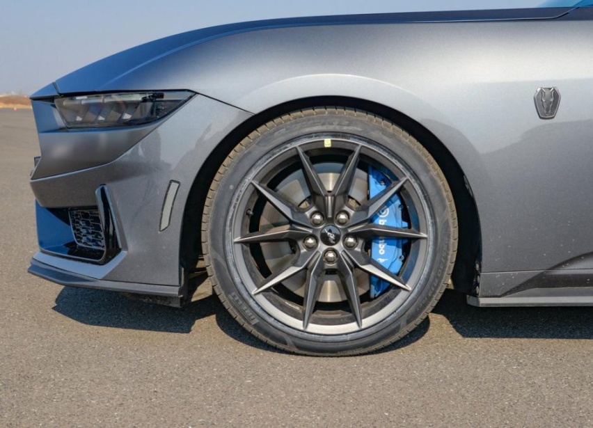 福特Mustang黑马，5.0L V8不带电，需要4.6秒破百