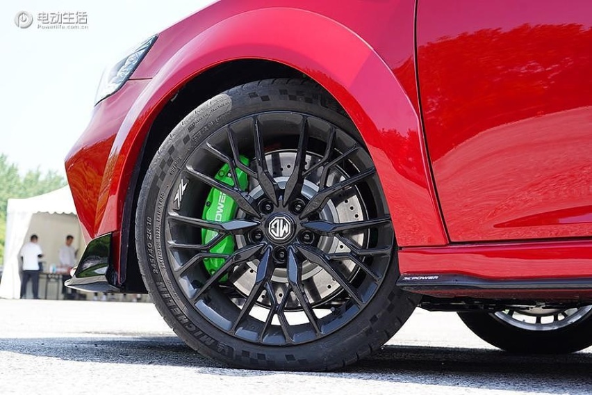 MG6 XPOWER赛道试驾！官方改装套件效果出众
