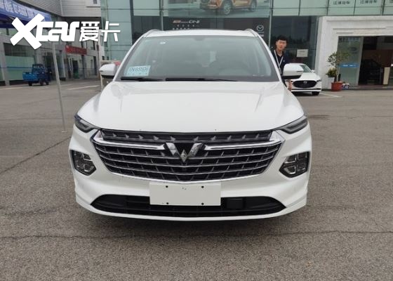 全新五菱凯捷到店,白色涂装更精致,采用6座布局