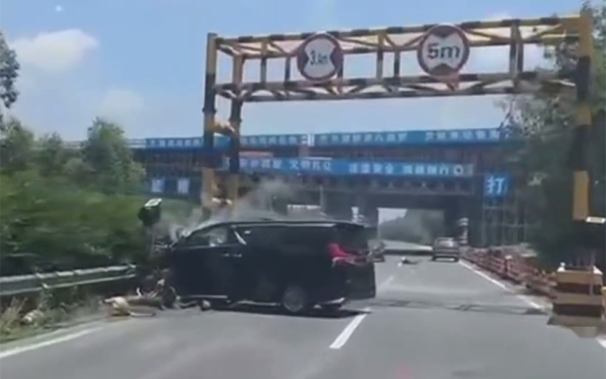 又有车门打不开的事故！苏州保时捷Taycan碰撞起火，车内人员身亡