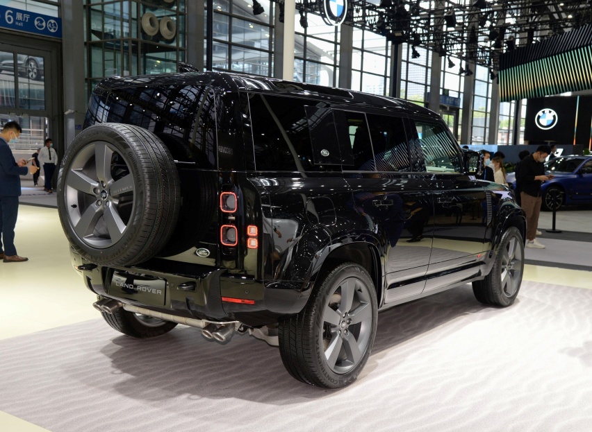 售价161.8万元 路虎卫士110 V8版实车亮相 5.4秒破百
