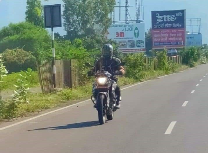 KTM 250 Adventure路试照曝光 配液晶仪表三箱