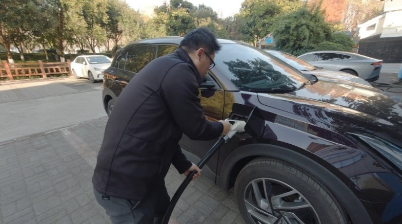 动动手指交交钥匙即可满电启程，哪吒车主：简直是“保姆式”服务