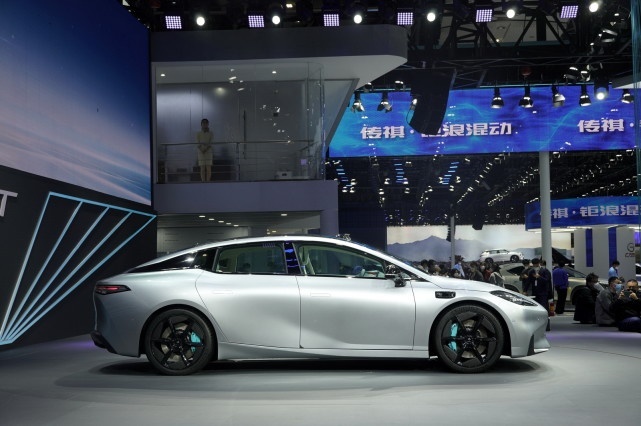 Hyper GT实拍详解 用激光雷达+旋翼门硬刚特斯拉MODEL 3