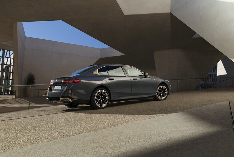 全新BMW 5系：不论油电，乐趣满电